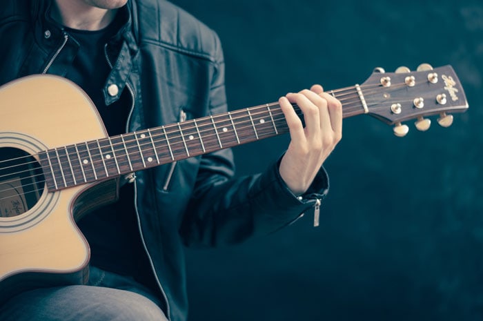 Reasons why you should go to Brazil, music and man playing guitar