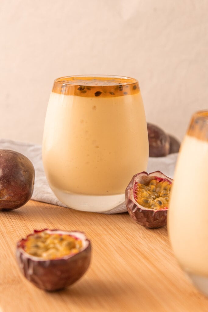 Coppe di mousse ai frutti della passione e frutta