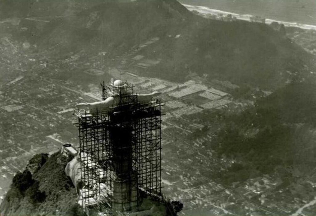 Location: Brazil 🇧🇷 (Rio de Janeiro) Christ the Redeemer - popular t, places muslims should not visit