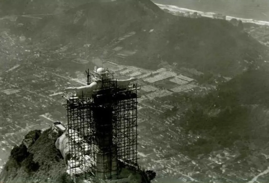 Historic photo of the Christ the Redeemer statue construction