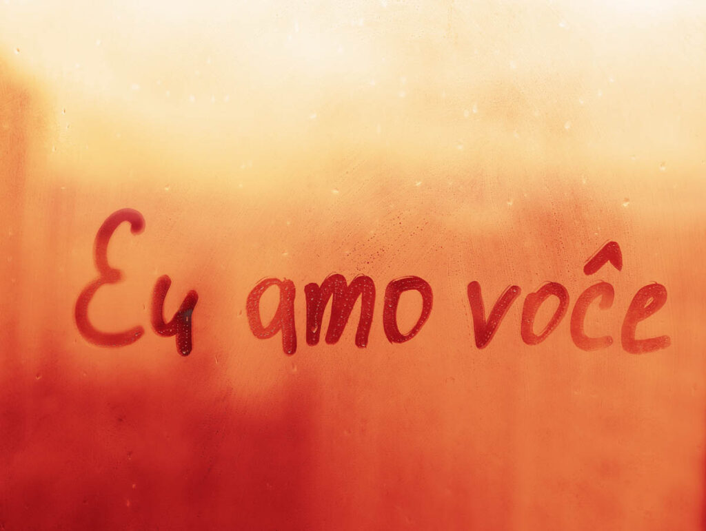 Handwritten message in Portuguese saying Eu amo voce, which means I love you in English