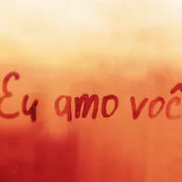 Handwritten message in Portuguese saying Eu amo voce, which means I love you in English